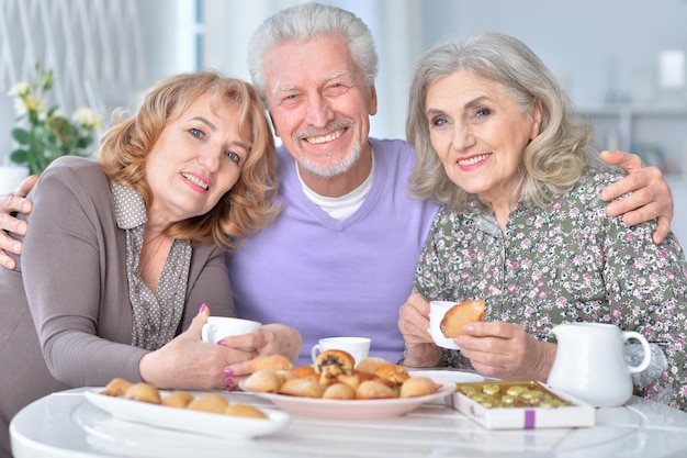 Personas mayores felices bebiendo té