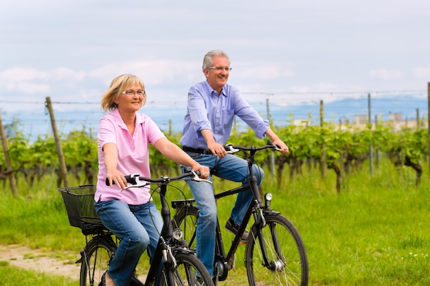 Personas mayores haciendo ejercicio con bicicleta