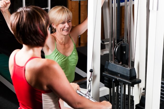 Personas mayores haciendo ejercicio en el gimnasio