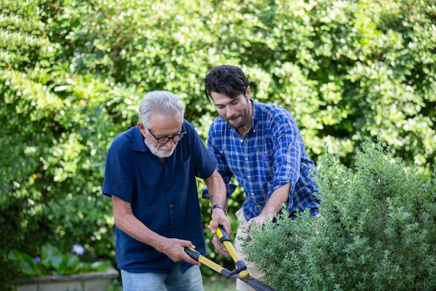 Personas mayores haciendo jardinería en casa