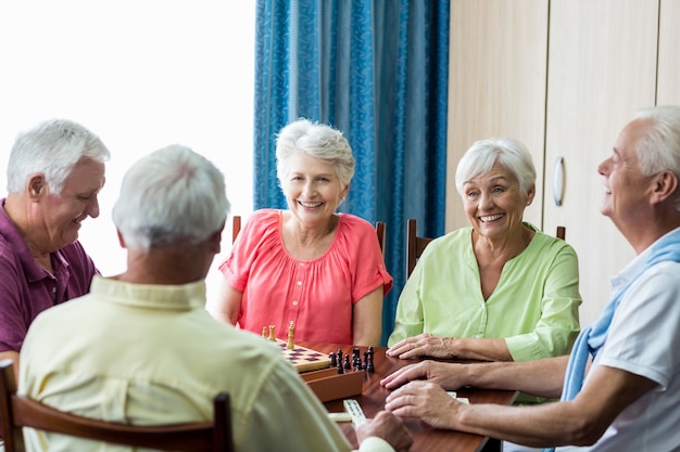 Personas mayores jugando juegos