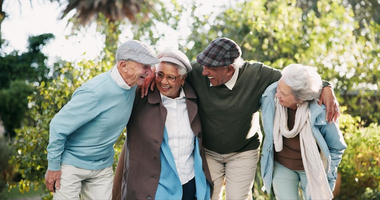 Foto personas mayores juntas y al aire libre en el hogar de jubilados como jubilados para apoyar el bienestar y relajarse cuidado grupal de ancianos y amigos para vincularse en el jardín o patio trasero como aldea de enfermería o comunidad