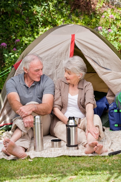 Personas mayores que acampan en el jardín