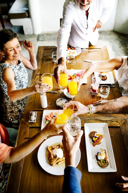 Personas mayores que desayunan