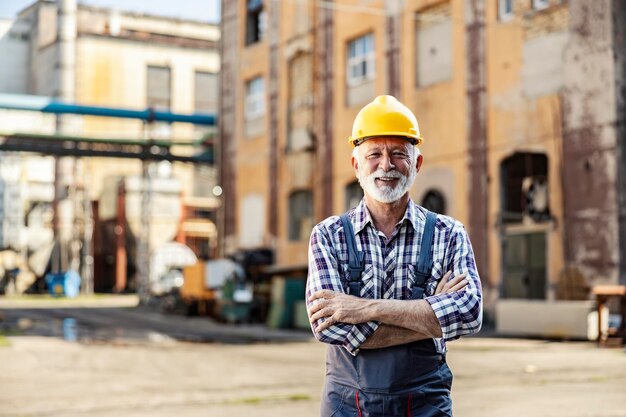 Foto personas mayores que trabajan en la industria.