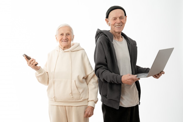 personas mayores que usan una computadora portátil y un teléfono inteligente