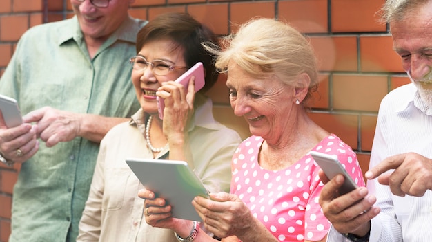 Foto personas mayores en las redes sociales.