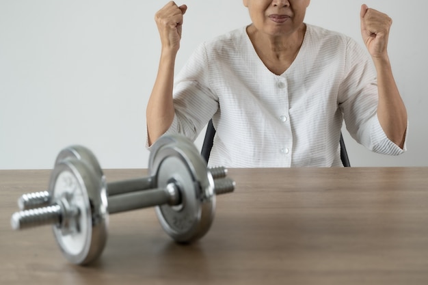 Las personas mayores son personas sanas y deportivas y de estilo de vida atractivo mujer mayor