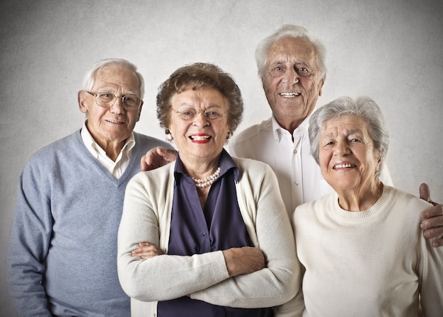 Foto personas mayores sonrientes