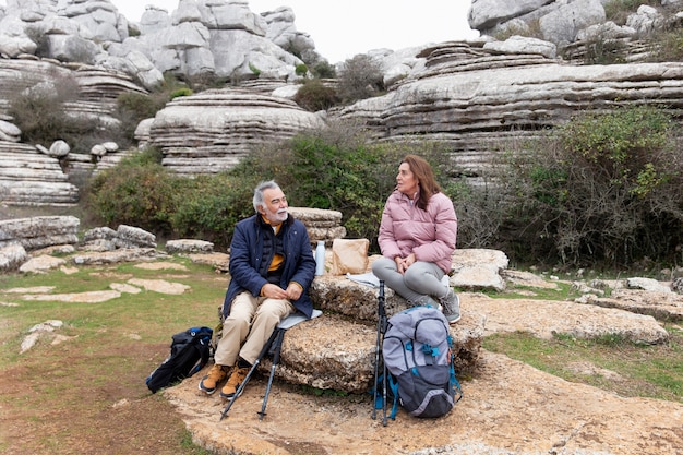 Personas mayores de tiro completo con mochilas