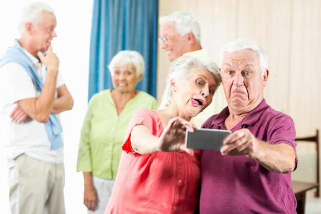 Personas mayores tomando una selfie