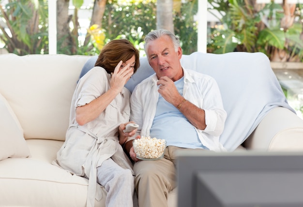 Personas mayores viendo televisión en casa