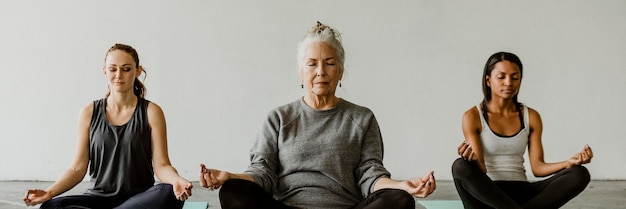 Personas meditando en una clase de yoga.