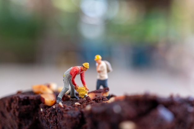 Personas en miniatura Un empleado está haciendo un brownie de chocolate