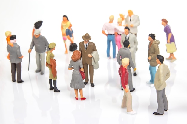personas en miniatura grupo de personas diferentes se comunican entre sí en un fondo blanco