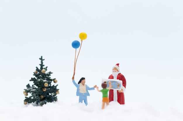 Personas en miniatura, Papá Noel y regalos para niños