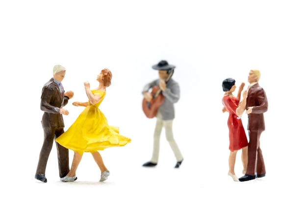 Personas en miniatura Pareja bailando con un guitarrista tocando la guitarra