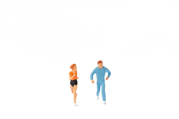 Personas en miniatura: Pareja corriendo sobre fondo blanco, estilo de vida saludable y conceptos de deporte.