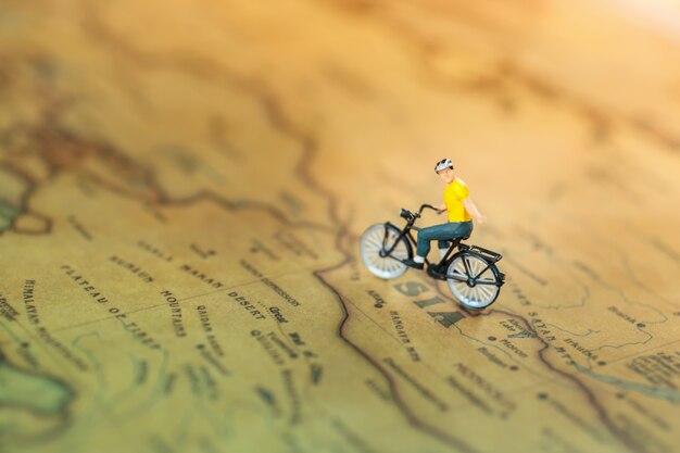 Personas en miniatura: viajar con una mochila en bicicleta.