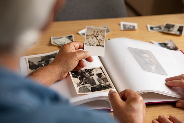 Foto personas mirando álbum de fotos