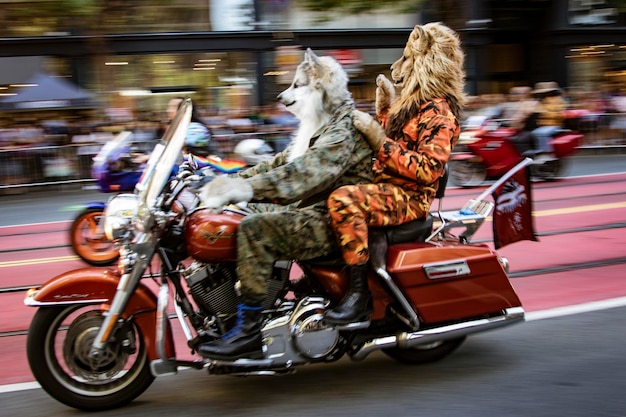 Personas montando motocicletas en la calle de la ciudad
