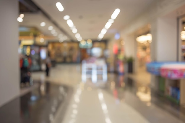 Personas en movimiento en escaleras mecánicas en el moderno centro comercial