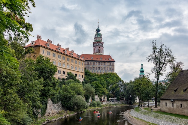 Personas navegando en canoa por el río Vlatava hasta Krumlov