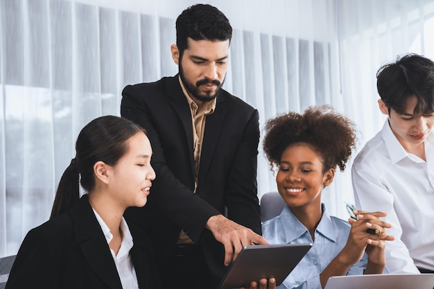 Personas de negocios diversas felices trabajan juntas discutiendo en la oficina corporativa Trabajo en equipo profesional y de diversidad discuten el plan de negocios en el escritorio con una computadora portátil Trabajador de oficina multicultural moderno Concord