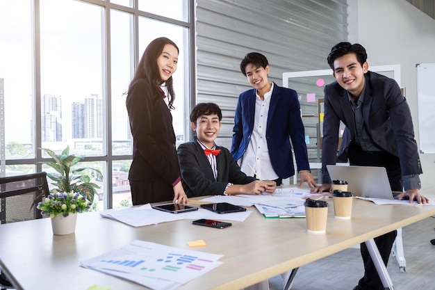 Personas de negocios con diversos géneros (LGBT) Trabajadores con trabajadores en la empresa Grupo