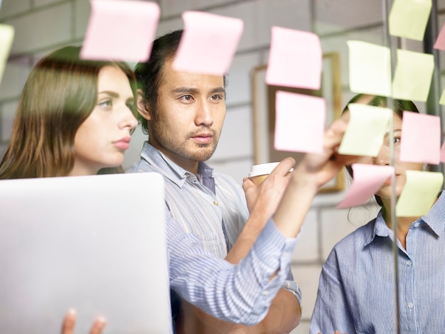 Foto personas de negocios en una empresa multinacional que trabajan juntas