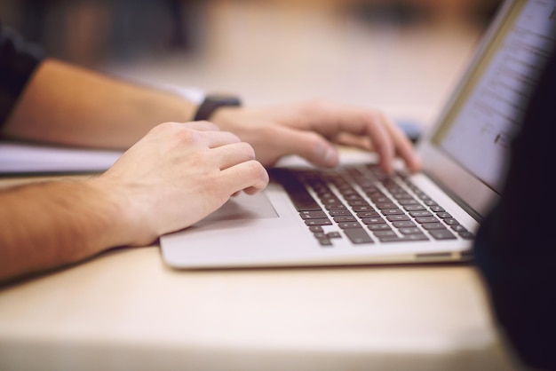 Foto personas de negocios escriben en el teclado de la computadora portátil durante el seminario en la sala de conferencias