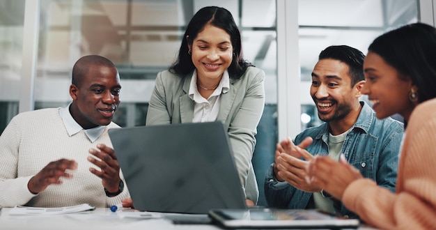 Personas de negocios felices y aplausos con computadora portátil para buenas noticias trabajo en equipo o promoción juntos en la oficina Grupo emocionado y empleados aplaudiendo con tecnología en celebración del éxito en el lugar de trabajo