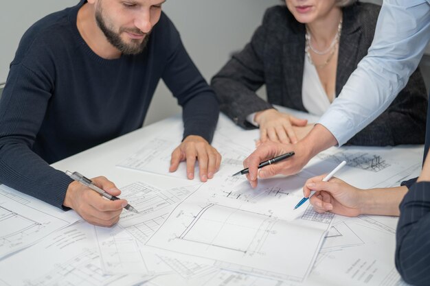 Foto personas de negocios que trabajan en la oficina