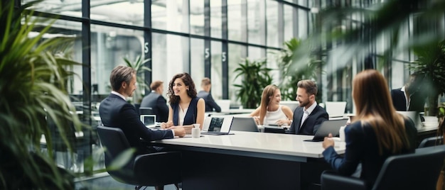 personas de negocios en una sala de reuniones