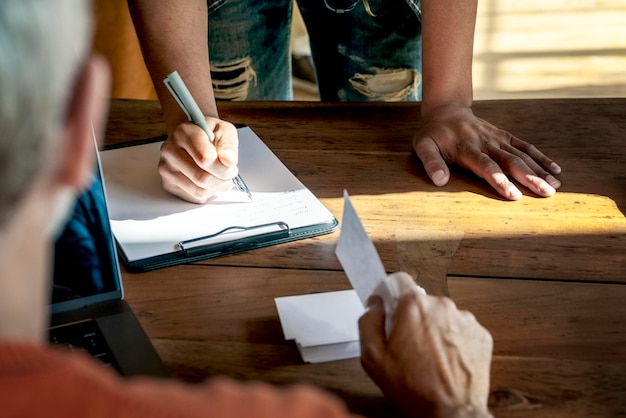 Personas obteniendo una boleta en un lugar de votación.