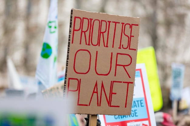 Personas con pancartas protestan como parte de una marcha por el cambio climático