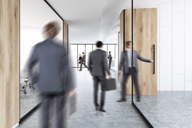 Personas en el pasillo de la oficina con madera y vidrio.