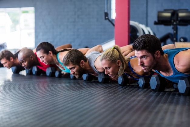 Personas con pesas en el gimnasio