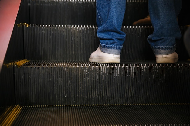 Personas de pie en la escalera mecánica