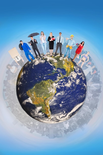 Personas de pie en el mundo contra el camino polvoriento que conduce a la gran ciudad