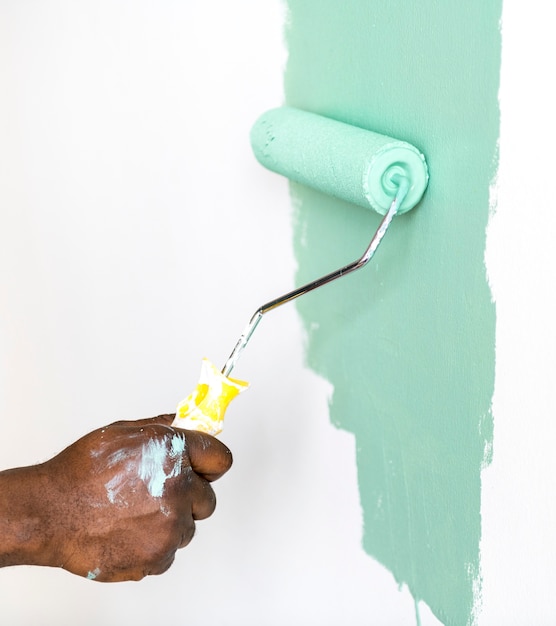 Personas pintando la pared de la casa