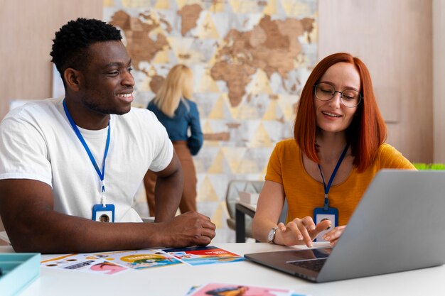 Foto personas de plano medio trabajando juntas