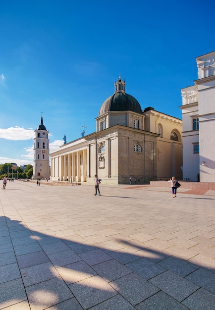 Personas en la Plaza de la Catedral y el campanario en el centro histórico del casco antiguo de Vilnius, Lituania.