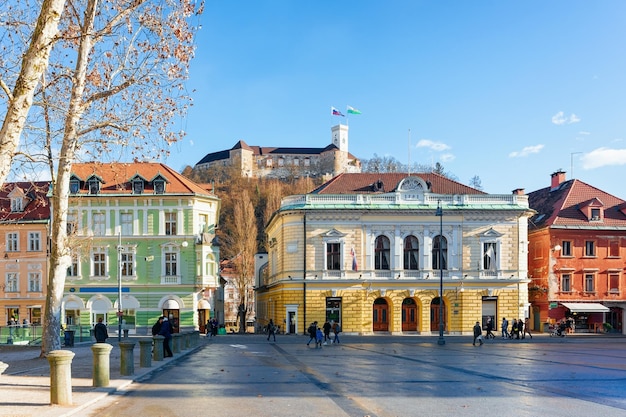 Personas en la Plaza del Congreso y el paisaje urbano de la calle del casco antiguo de Ljubljana, Eslovenia. Turistas en la hermosa vista de la ciudad eslovena en invierno. Castillo en el fondo