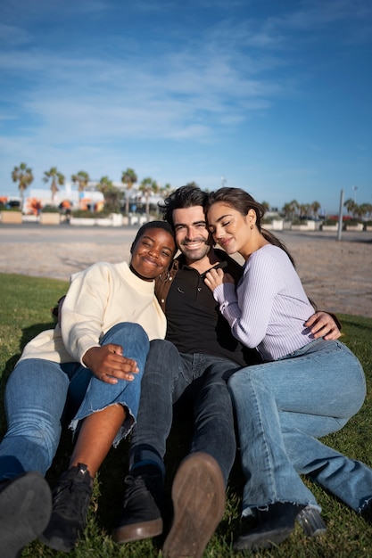 Foto personas poliamorosas que pasan tiempo juntas