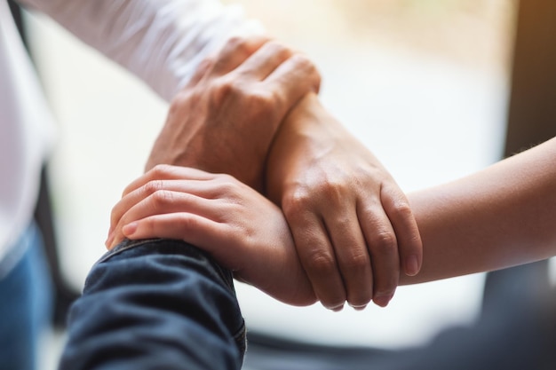 Personas poniendo sus manos en un círculo juntos para la unidad y el concepto de trabajo en equipo