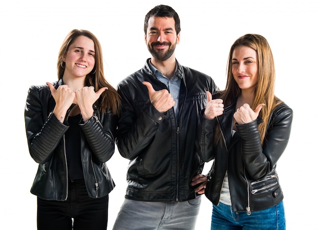 Foto personas con pulgar arriba