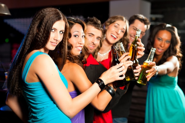 Las personas que beben cerveza en el bar o club