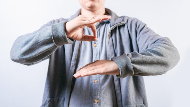 Foto personas que hablan en lengua de señas aisladas intérprete que habla en lengua de signos persona irreconocible que hace gestos en lengua de señales
