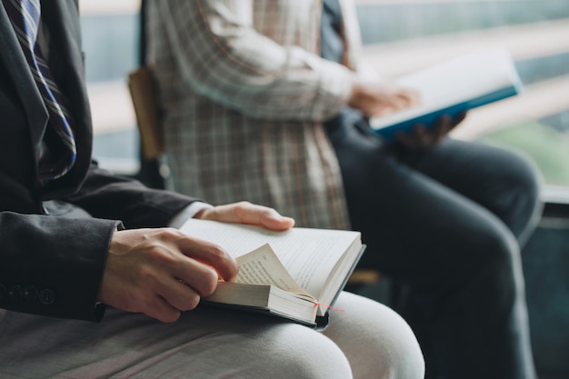 Las personas que leen la santa biblia. Dos hombres leyendo un libro. profesor y alumno leyendo juntos.